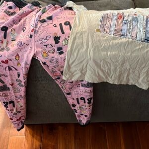 Women’s Taylor Swift PJ set size small/medium